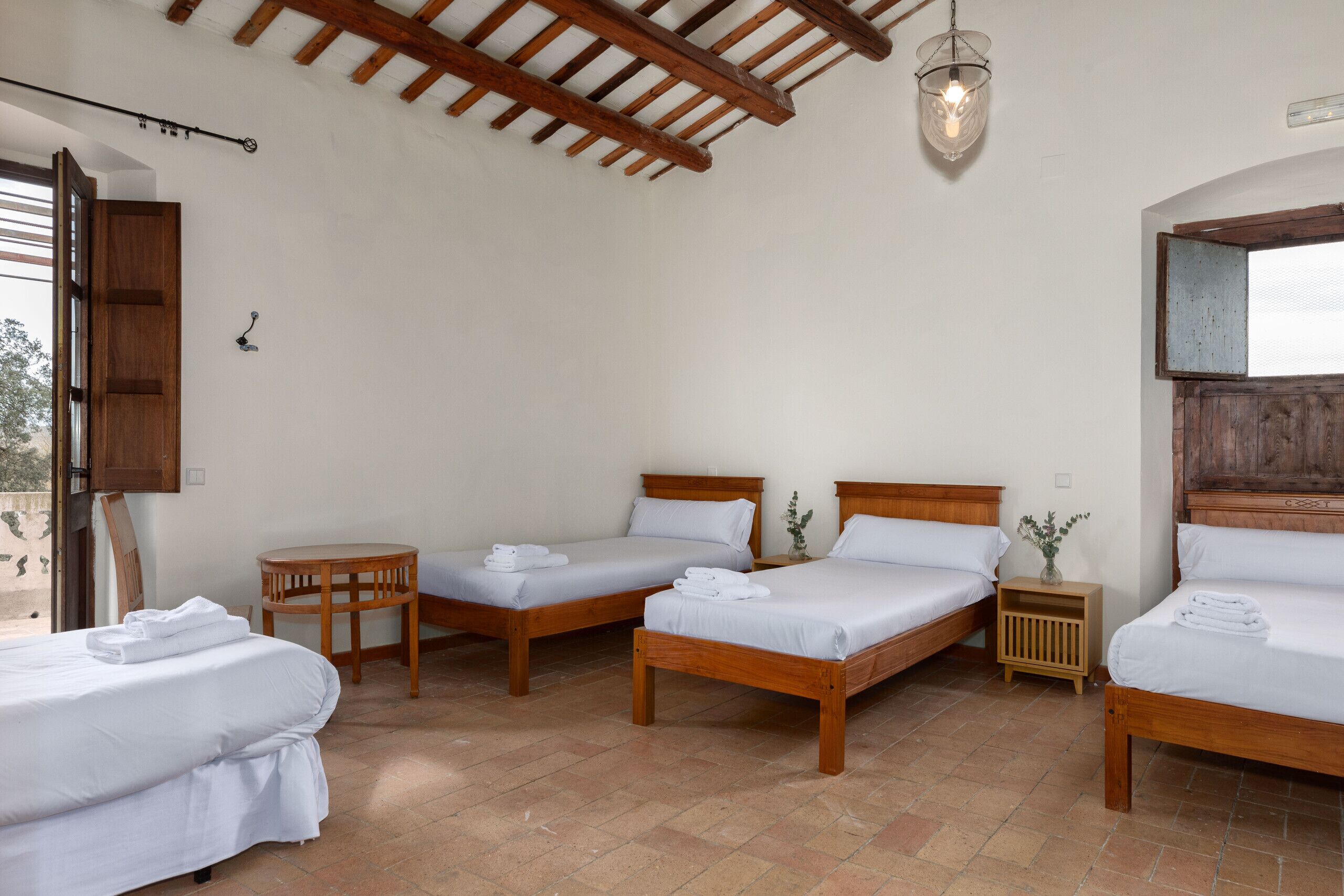 12 dormitorios, wifi gratis, ropa de cama