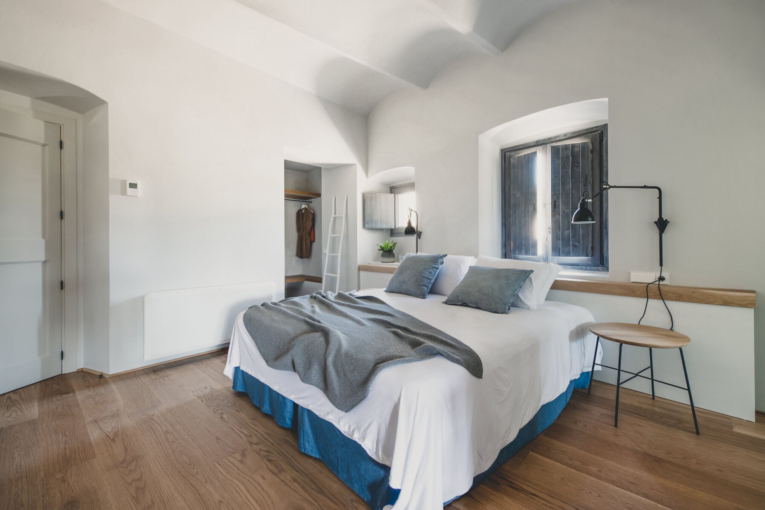 6 bedrooms, iron/ironing board, free WiFi, bed sheets
