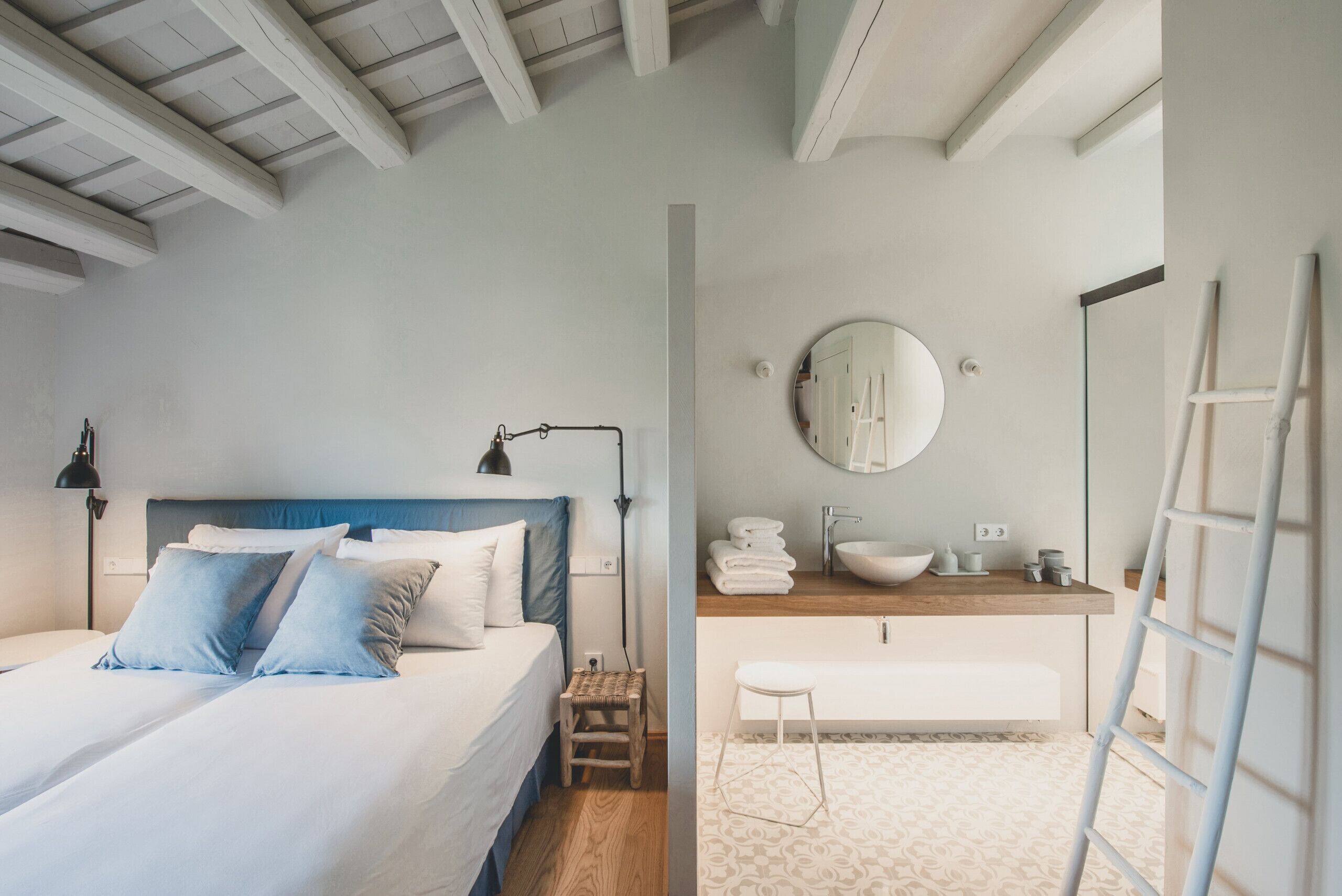 6 bedrooms, iron/ironing board, WiFi (free), bed sheets