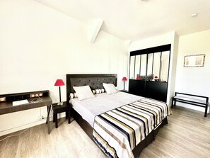 1 slaapkamer, een kluis op de kamer, een bureau, reisbedje