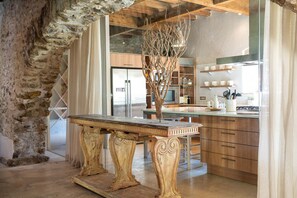 Jääkaappi, mikroaaltouuni, uuni, astianpesukone