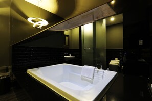 Standard Double Room | Bathroom | Hair dryer, slippers, bidet, towels - Desing Hotel Vine (Ansan)
