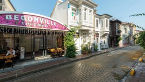 Ein Café namens 'BEGONVILLE' mit Außenbereich und freiem Blick auf die Straße.