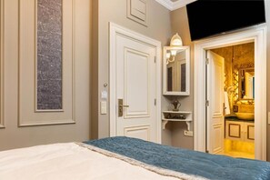 Habitación doble económica | Caja de seguridad en la habitación y tabla de planchar con plancha