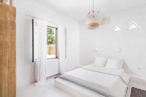 2 habitaciones, tabla de planchar con plancha y cuna de viaje 