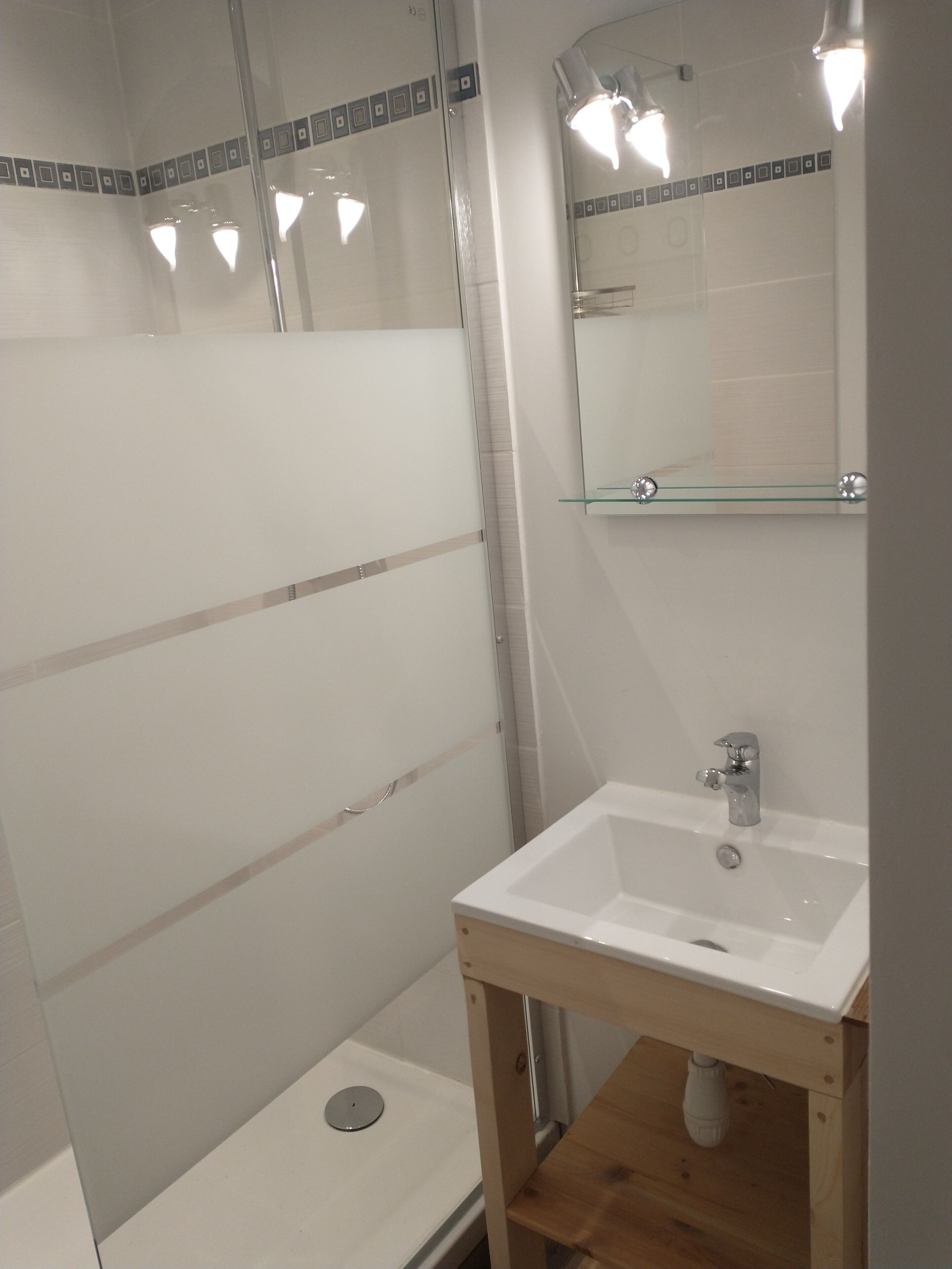 Douche, sèche-cheveux, serviettes fournies