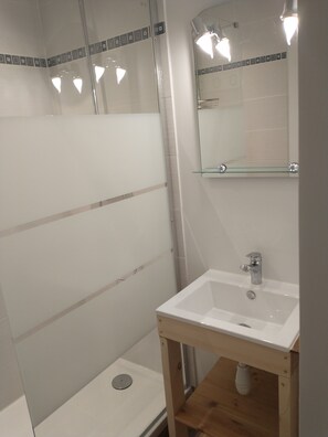 Douche, sèche-cheveux, serviettes fournies