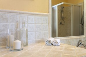Shower, jetted bath, hair dryer, bidet - Villa Sunshine - traditional tuscan home (Gambassi Terme)