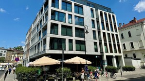 A modern building with large windows and a flat roof. - Luxury Apt • AC • Workspace • 5 min to Downtown (Kraków)