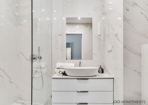Secadora de cabello, toallas, jabón, papel de baño 
