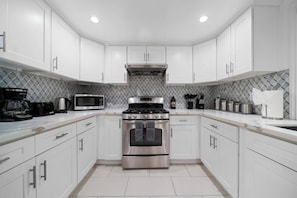 Fridge, microwave, oven, stovetop - @ Marbella Lane - Serene & Spacious 3BR Haven (West Covina)