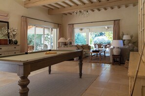 Games room - Stunning 7 bedroom Villa with pool in Provence, in the South of France.  (Barbentane)