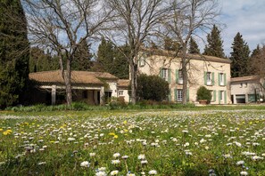 Exterior - Stunning 7 bedroom Villa with pool in Provence, in the South of France. (Barbentane)