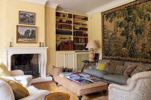 Smart TV, books, stereo - Stunning 7 bedroom Villa with pool in Provence, in the South of France.  (Barbentane)