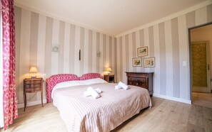 2 bedrooms, iron/ironing board, travel crib, free WiFi - Villa in Cannes with 2 bedrooms sleeps 4 (Cannes)