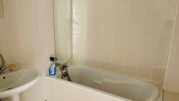 Toalhas de banho, sabonete, shampoo, papel higiĂȘnico