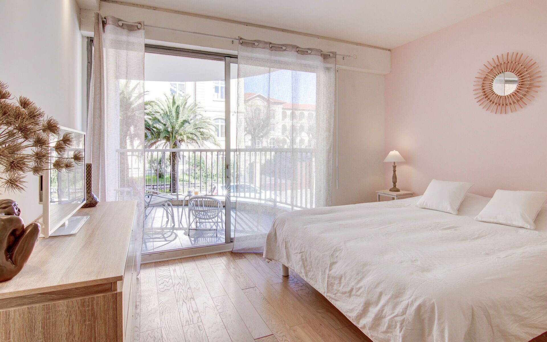 3 habitaciones, tabla de planchar con plancha y cuna de viaje 