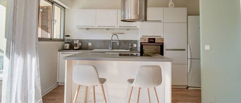 冷蔵庫、電子レンジ、オーブン、食器洗い機