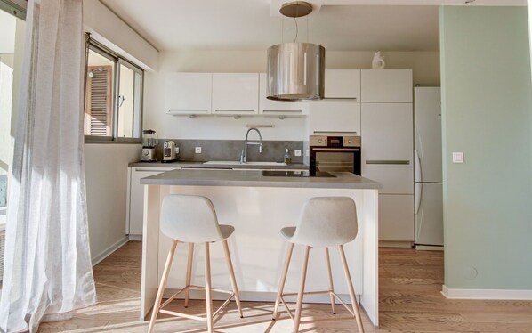 Geladeira, micro-ondas, fogão, lava-louças