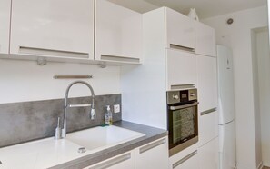 Kühlschrank, Mikrowelle, Ofen, Geschirrspüler