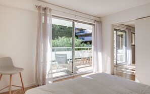 3 habitaciones, tabla de planchar con plancha y cuna de viaje 