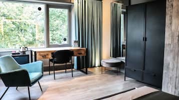 1 habitación, caja de seguridad en la habitación y escritorio