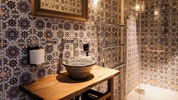 Design-Zimmer | Badezimmer | Dusche, Haartrockner, Handtücher, Seife