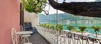 Casa Glicine On The Lake, Vintage 4 Br Apartment With Garden By Halldis