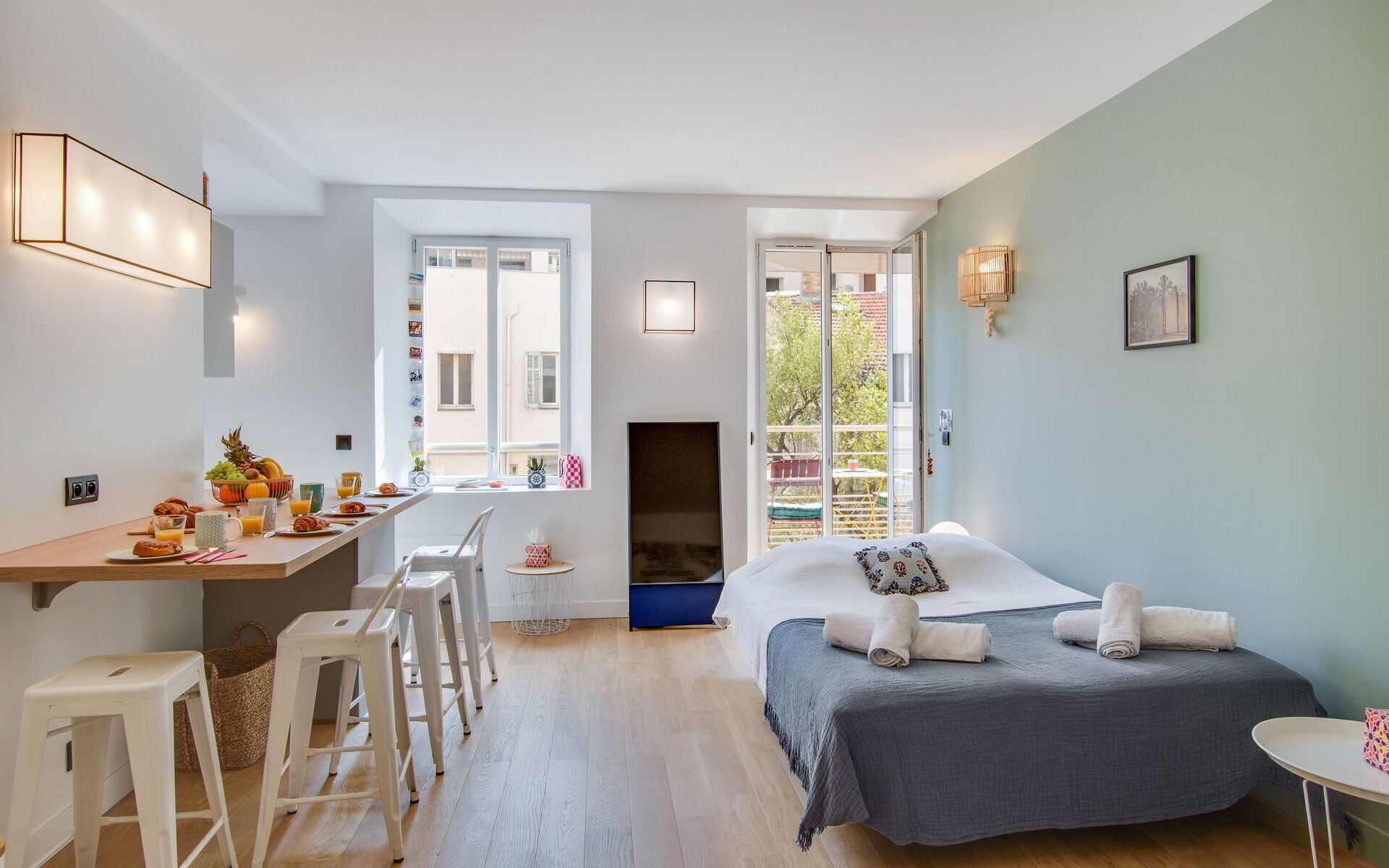 2 habitaciones, tabla de planchar con plancha y cuna de viaje 