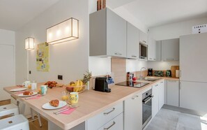 Jääkaappi, mikroaaltouuni, uuni, liesi