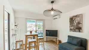 Living area - Apartment in Cannes with 1 bedrooms sleeps 4 (Cannes)