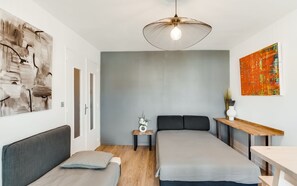 1 habitación, tabla de planchar con plancha y cuna de viaje 
