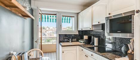 Réfrigérateur, micro-ondes, four, lave-vaisselle