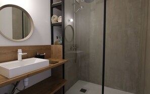 Douche, sèche-cheveux