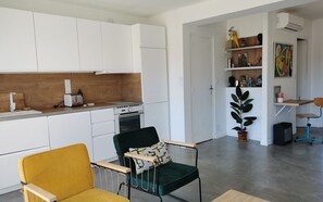R éfrigérateur, four à micro-ondes, un four, surface de cuisson