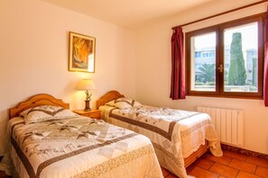 4 habitaciones, tabla de planchar con plancha y cuna de viaje 