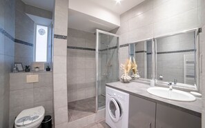 Dusche, Haartrockner, Handtücher