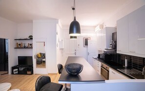 冷蔵庫、電子レンジ、オーブン、コンロ