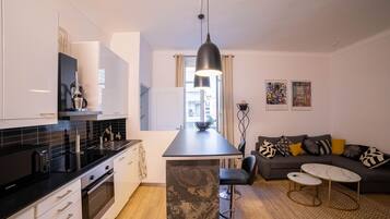 Réfrigérateur, micro-ondes, four, plaque de cuisson