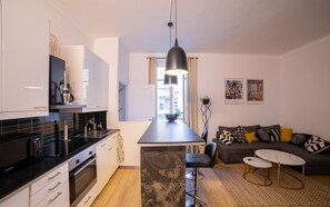 冷蔵庫、電子レンジ、オーブン、コンロ