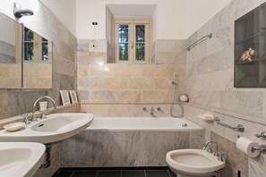 Sèche-cheveux, bidet