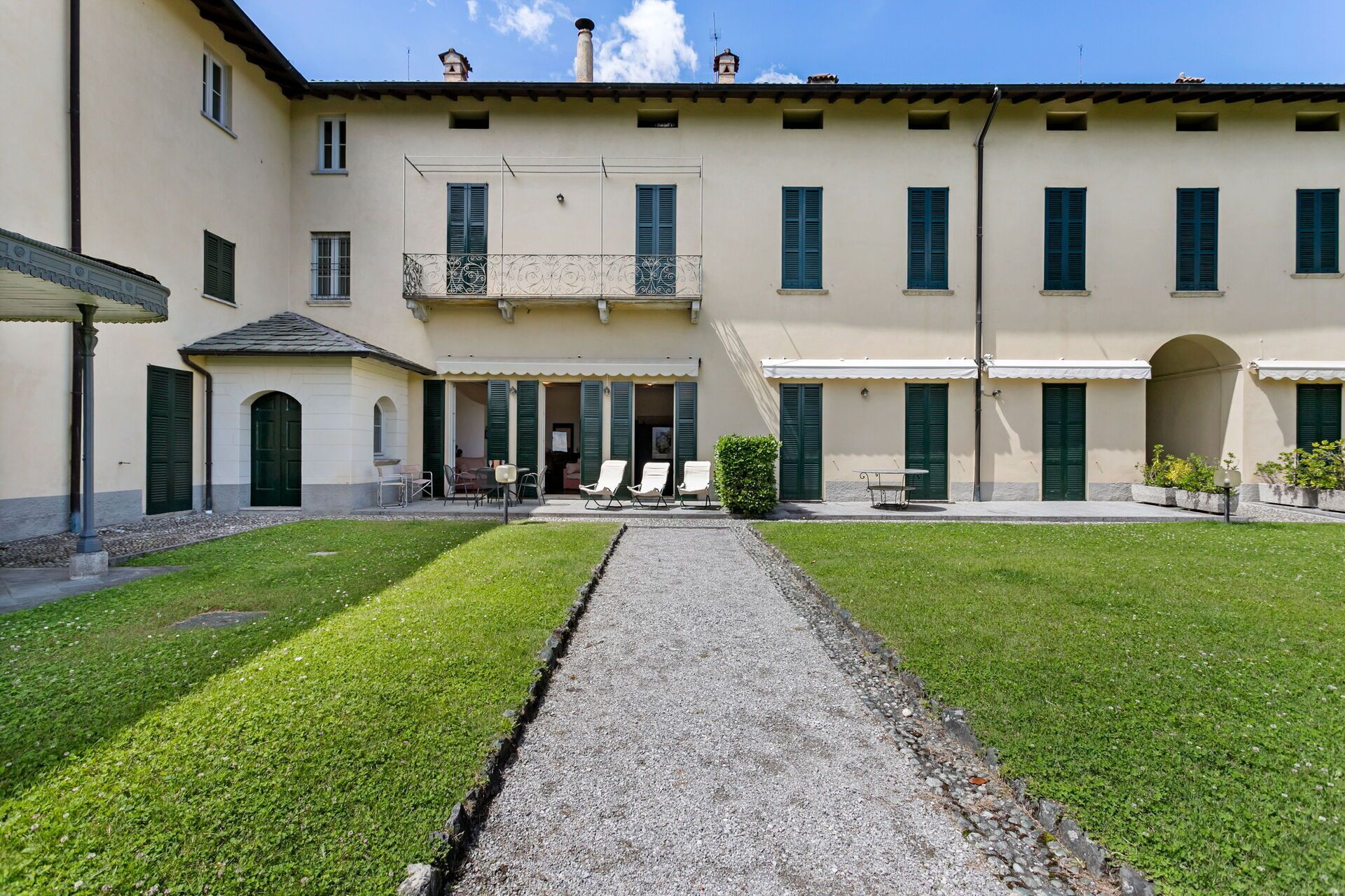 Balcony / Terrace / Patio, Building Exterior, Garden, Main Entrance, Outdoor
