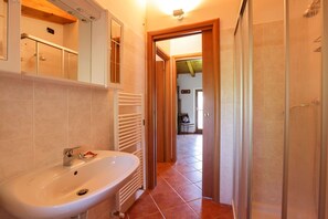 Dutxa, assecador de cabells i bidet