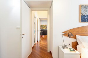 2 quartos, ferros/tábuas de passar roupa, berço de viagem