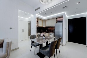 Couples’ dining - Stayis- 1 BR Spacious & Luxury Apartment (Dubai)