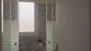 Căn hộ Deluxe | Phòng tắm | Đồ dùng nhà tắm miễn phí, máy sấy tóc 