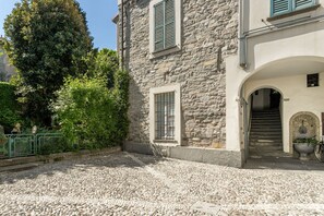 Property grounds - Old City View, Lovely 1 Br Flat With Balcony By Halldis (Como)