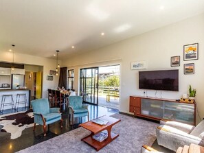 TV connectée, lecteur de DVD, livres, médiathèque