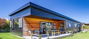 Large & cosy mid century modern Mountain luxury