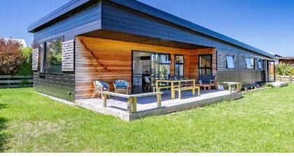 Large & cosy mid century modern Mountain luxury